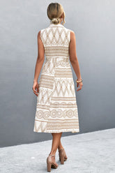 Robe imprimée boutonnée sur le devant, sans manches, avec col et ceinture nouée